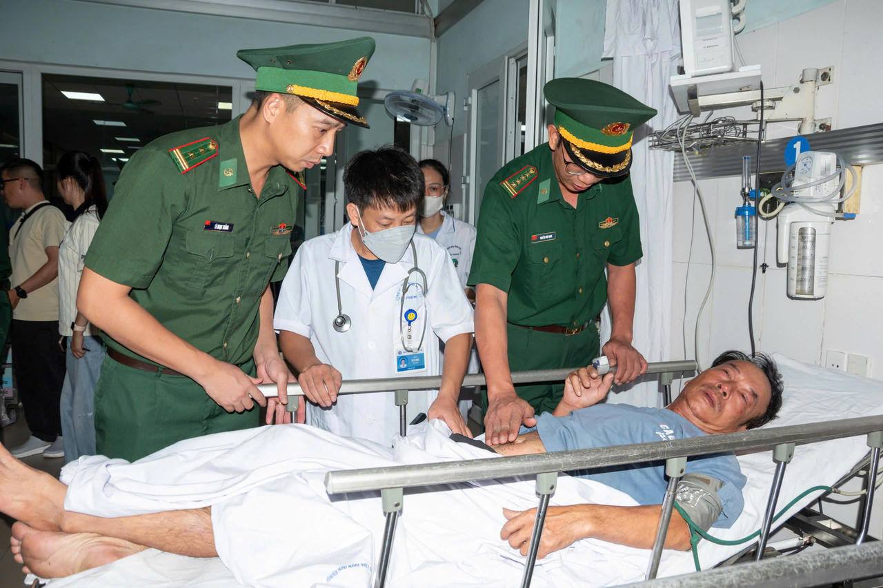 6 thuyền viên tàu cá gặp nạn trên biển Bạch Long Vĩ được đưa vào đất liền điều trị