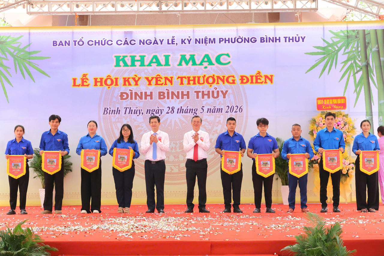 Lãnh đạo Thành Ủy và UBND TP Cần Thơ trao cờ lưu niệm cho đại diện các khu vực trên địa bàn phường Bình Thủy tham dự Lễ Kỳ yên Thượng Điền năm 2026.
