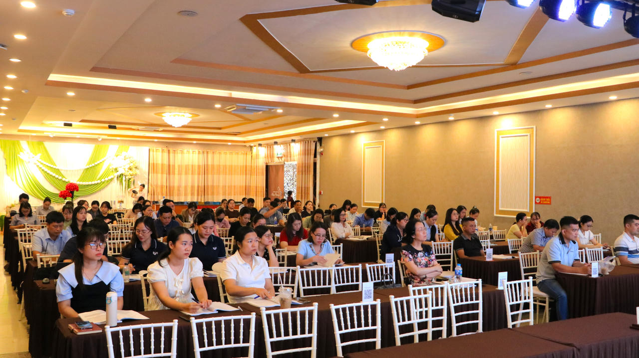 Hơn 100 đại biểu đại diện cho các doanh nghiệp vừa và nhỏ tham dự hội nghị