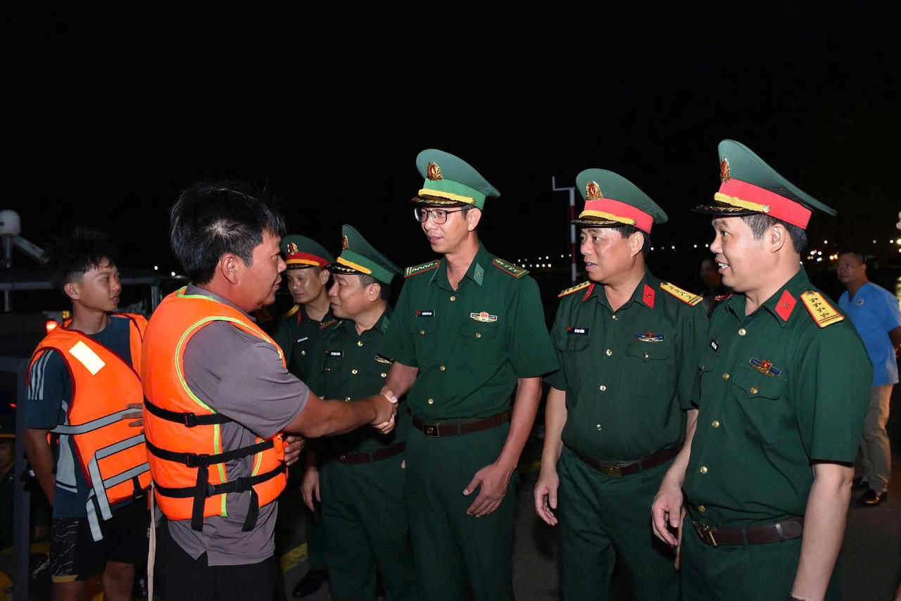 6 thuyền viên tàu cá gặp nạn trên biển Bạch Long Vĩ được đưa vào đất liền điều trị