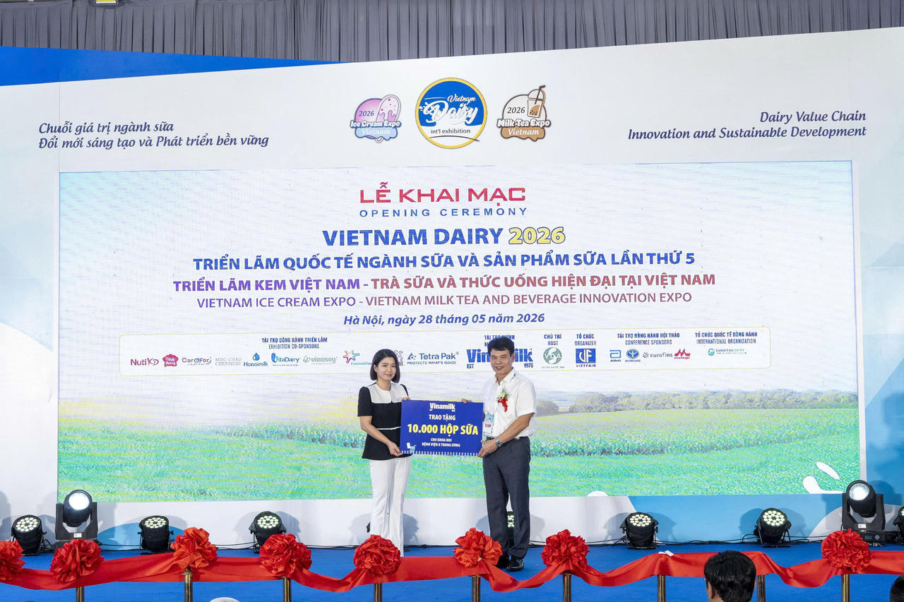 Đại diện Vinamilk trao tặng 10.000 hộp sữa cho Khoa Nhi - Bệnh viện K Trung ương trong khuôn khổ Lễ khai mạc Vietnam Dairy 2026.