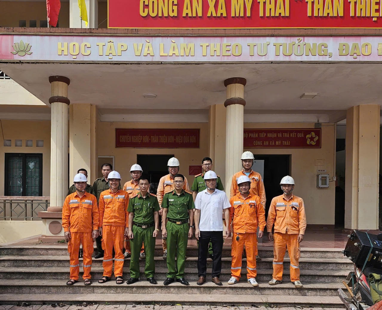 Các lực lượng chụp ảnh lưu niệm. (Ảnh: Thanh Hương)
