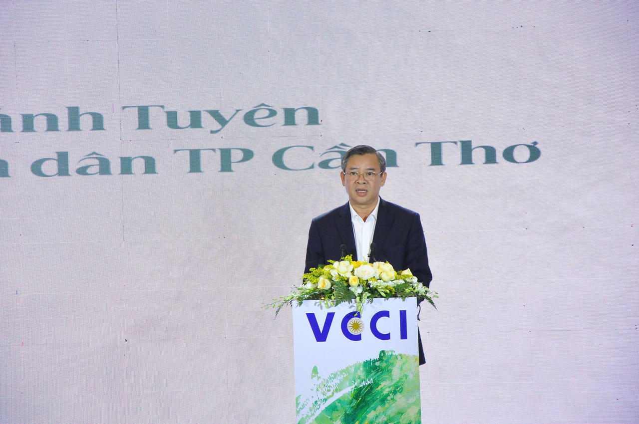 Ông Trương Cảnh Tuyên, Chủ tịch UBND thành phố Cần Thơ, đánh giá cao những đóng góp mà Báo cáo Kinh tế Thường niên ĐBSCL đã mang lại cho công tác nghiên cứu, điều hành, hoạch định chính sách và sự phát triển chung của toàn vùng trong suốt các năm qua. 