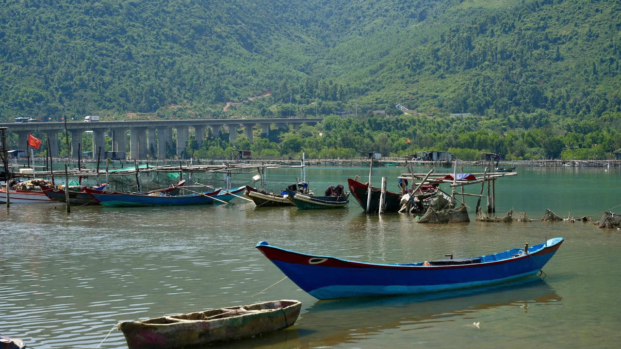 Cảnh quan đầm phá, làng chài khu vực Lăng Cô - An Cư Đông, nơi có tiềm năng phát triển du lịch cộng đồng gắn với văn hóa biển và sinh kế người dân.