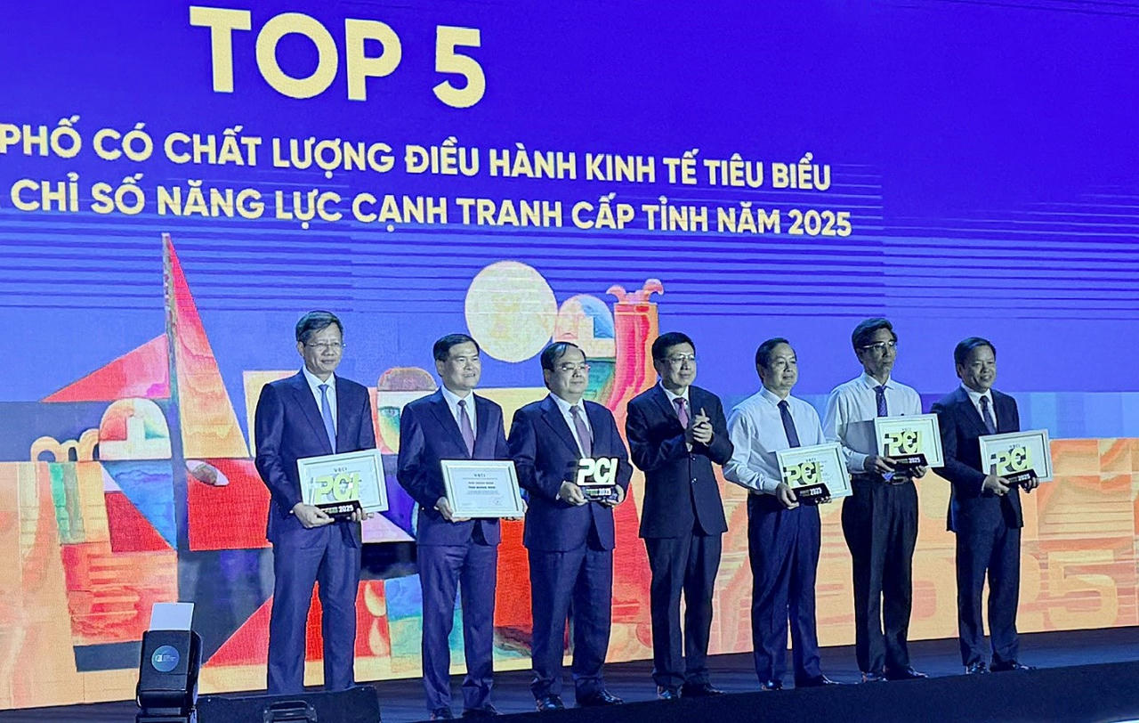 Sự kiện công bố PCI 2025 diễn ra trong bối cảnh đặc biệt khi cả nước thực hiện cuộc cải cách lịch sử, sáp nhập đơn vị hành chính cấp tỉnh từ 63 xuống còn 34 tỉnh, thành phố. Trong bảng xếp hạng năm nay, Phú Thọ vinh dự đứng trong nhóm 5 địa phương dẫn đầu cùng với: Bắc Ninh, Đà Nẵng, Hải Phòng và Quảng Ninh. Ảnh: Ngọc Kiên