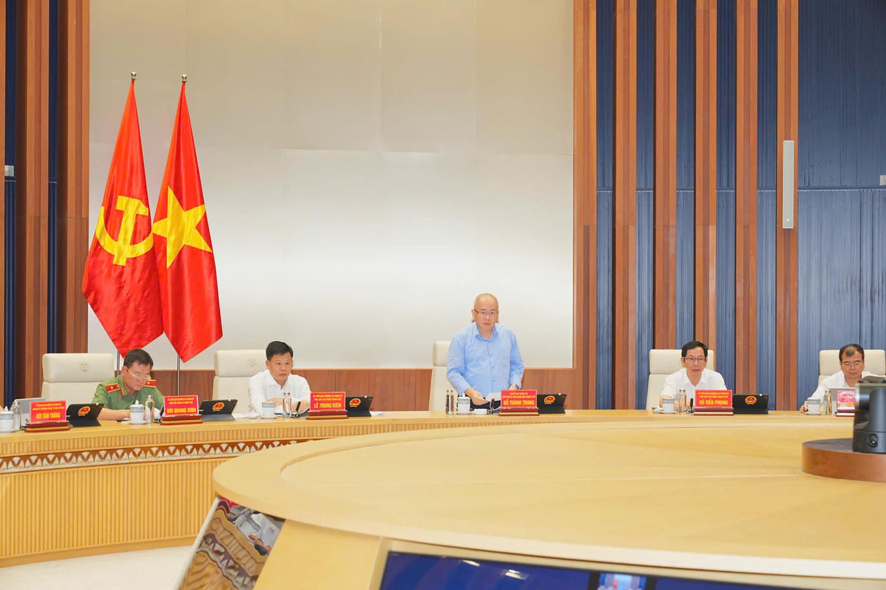 Chủ tịch UBND TP Hải Phòng Đỗ Thành Trung phát biểu chỉ đạo tại phiên họp.