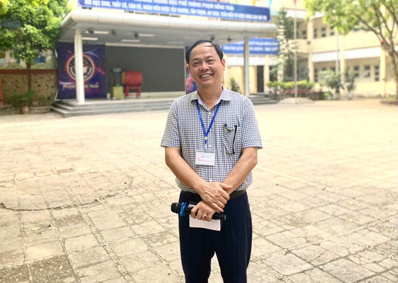 Ông Nguyễn Hồng Sơn - Phó trưởng điểm thi, Hiệu trưởng trường THPT Phạm Hồng Thái, cho biết tỷ lệ chọi của trường THPT Phạm Hồng Thái năm nay là 1 chọi 2. (Ảnh: PV)