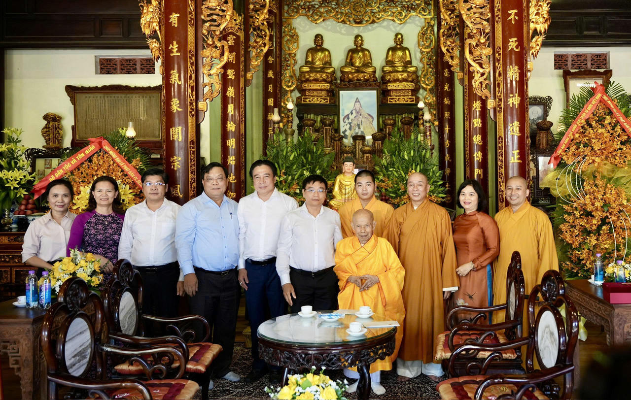 Phó Thủ tướng Chính phủ Nguyễn Văn Thắng thăm, chúc mừng Đại lễ Phật đản Phật lịch 2570 tại thành phố Huế