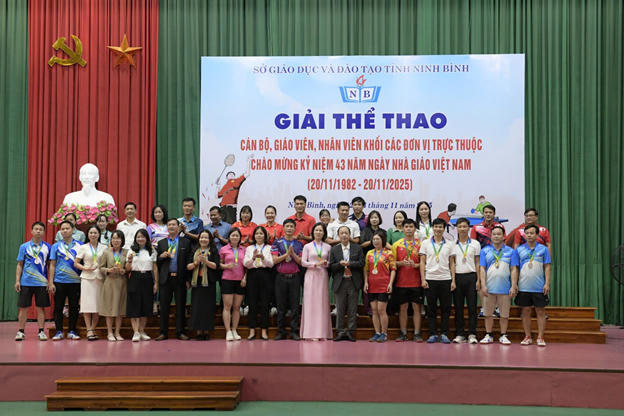 Trường THPT B Nguyễn Huệ - Chặng đường 50 năm Tự hào và Khát vọng