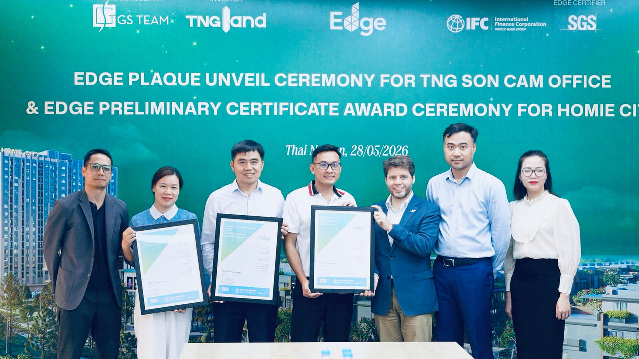 Ông Benjamin Van der Auwera trao chứng nhận EDGE giai đoạn thiết kế cho Dự án Homie City.