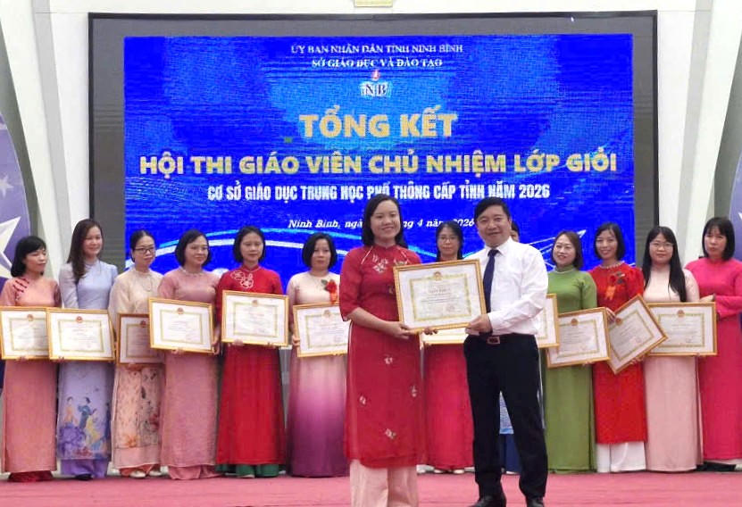 Trường THPT B Nguyễn Huệ - Chặng đường 50 năm Tự hào và Khát vọng