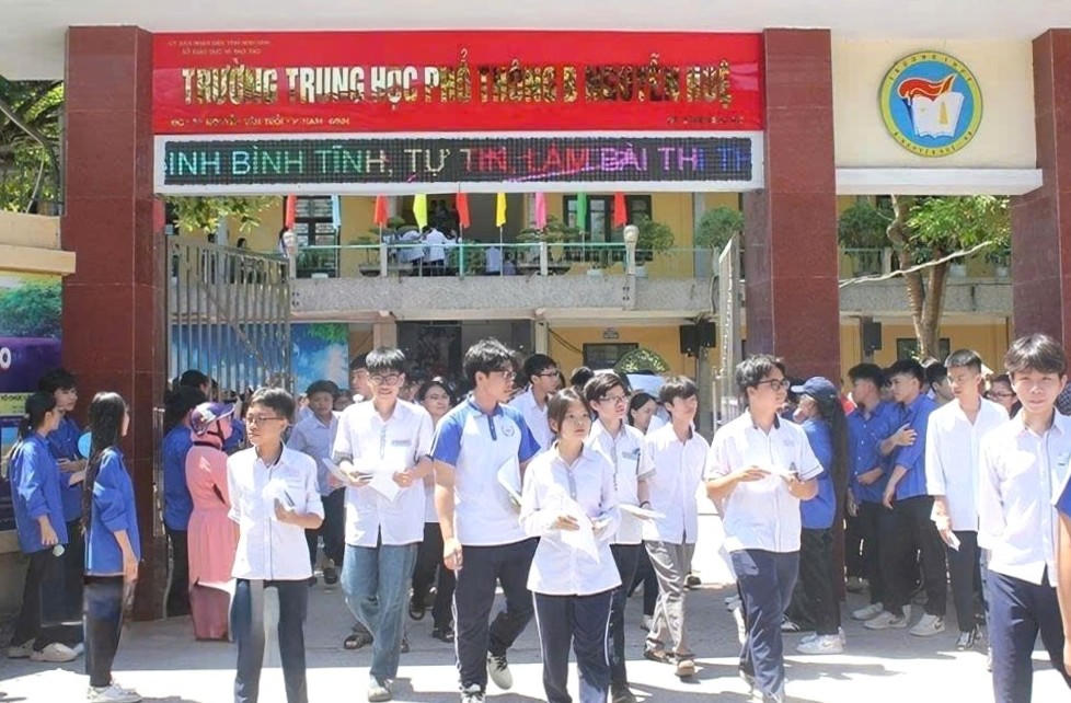 Niềm vui của các thí sinh khi vừa trải qua kỳ thi tuyển sinh vào trường THPT B Nguyễn Huệ năm 2026.