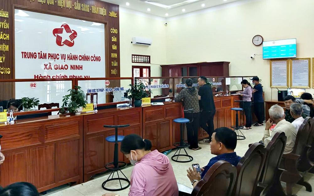 Ninh Bình&nbsp;duy trì công khai 100% thủ tục hành chính theo quy định; riêng trong tháng 4/2026 đã ban hành 16 quyết định công bố danh mục thủ tục hành chính với 214 thủ tục được sửa đổi, bổ sung hoặc bãi bỏ nhằm rút ngắn thời gian xử lý hồ sơ cho người dân và doanh nghiệp.