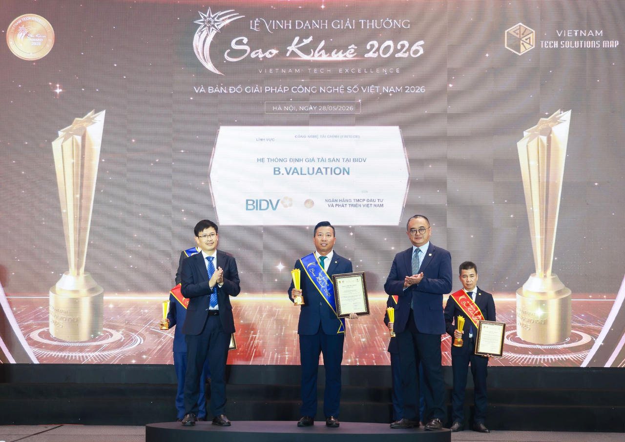 Đại diện Lãnh đạo Trung tâm Định giá tài sản kiêm Lãnh đạo Ban QLDA Xây dựng phần mềm Hệ thống định giá tài sản tại BIDV lên nhận giải thưởng Sao Khuê 2026 với sản phẩm B.Valuation