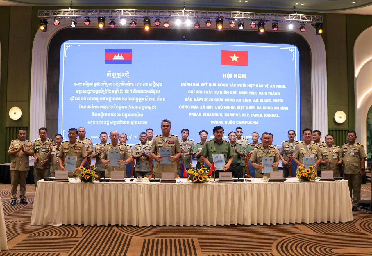 Giám đốc Công an 6 tỉnh gồm An Giang, Preah Sihanouk, Kampot, Kep, Takeo và Kandal ký kết biên bản phối hợp về bảo vệ an ninh, giữ gìn trật tự tuyến biên giới.