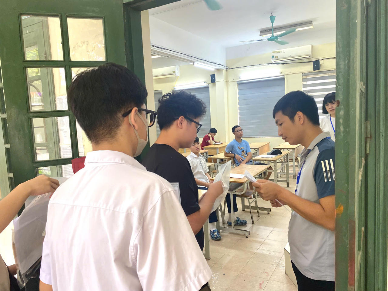 Ở điểm thi THPT Phạm Hồng Thái (Giảng Võ, Hà Nội), công tác chuẩn bị&nbsp;được thực hiện đầy đủ, đúng quy chế để bảo đảm các thí sinh có một kỳ thi trọn vẹn nhất. (Ảnh: PV)