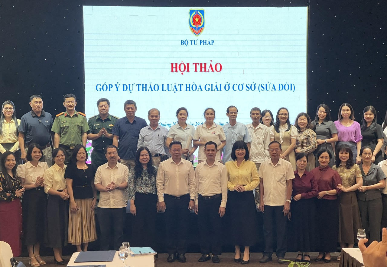 Các đại biểu chụp ảnh lưu niệm
