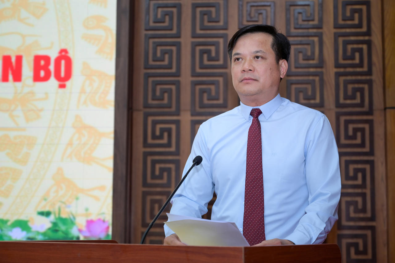 Phó Chủ tịch Thường trực UBND tỉnh Điện Biên Lò Văn Cương phát biểu giao nhiệm vụ cho 2 tân Phó Chánh Văn phòng UBND tỉnh. (Ảnh: dienbien.gov.vn)