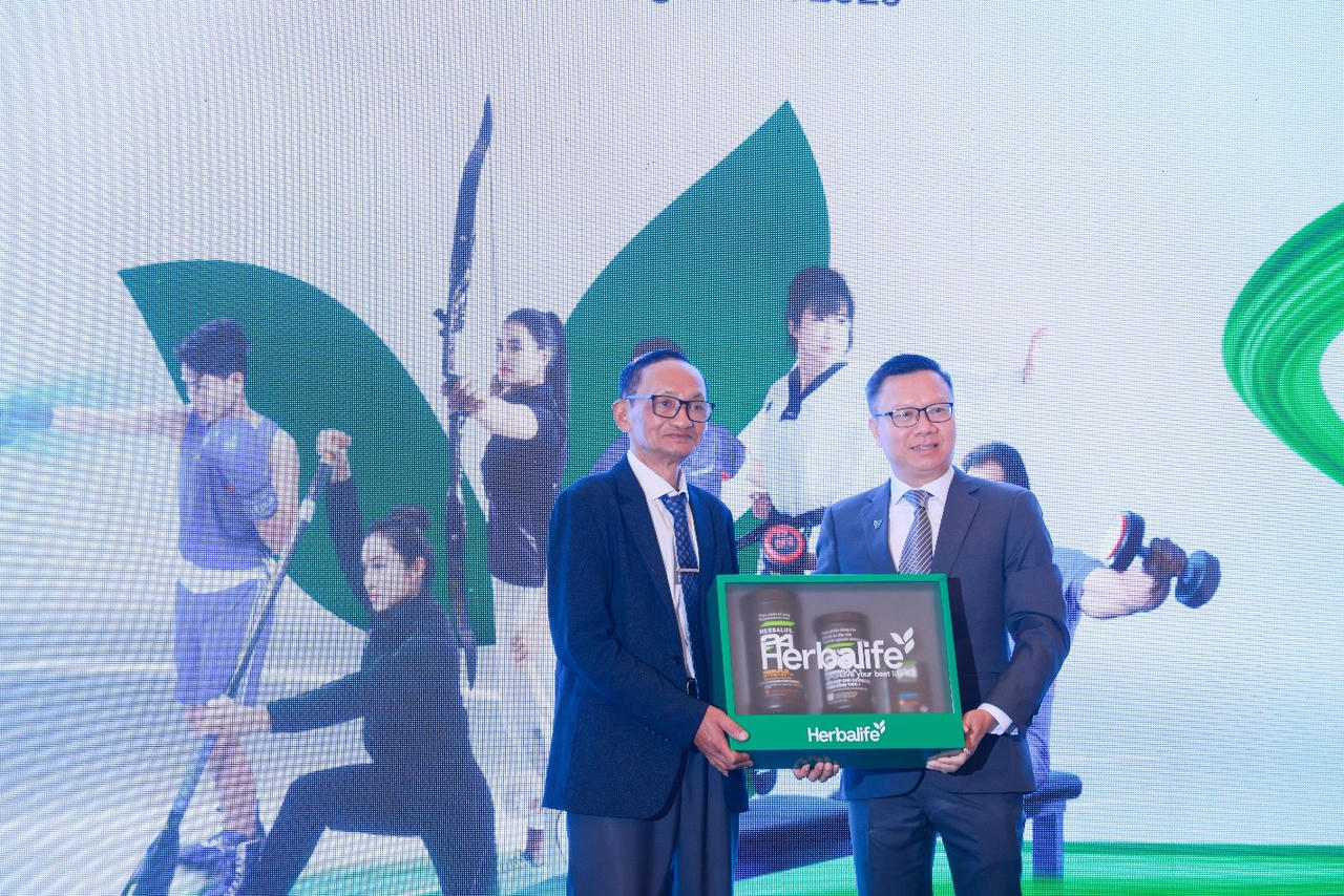 Đại diện Herbalife Việt Nam trao biểu trưng tài trợ sản phẩm dinh dưỡng cho các vận động viên xuất sắc Việt Nam năm 2026