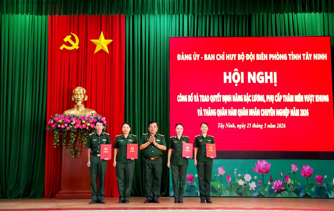 BĐBP Cần Thơ, Đồng Tháp, Tây Ninh trao quyết định thăng quân hàm đối với sĩ quan, quân nhân chuyên nghiệp