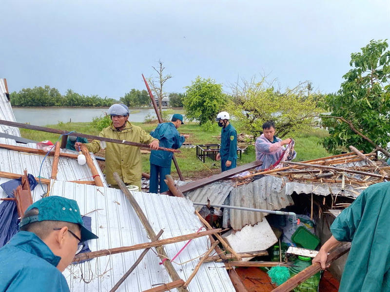 Giông lốc làm sập, tốc mái nhiều nhà dân ở U Minh