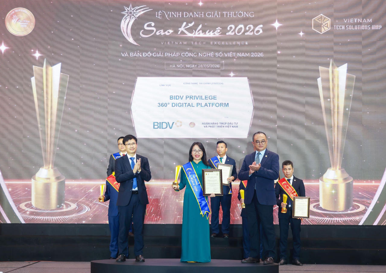 Đại diện Trung tâm Thẻ và Vận hành nhận giải thưởng Sao Khuê 2026 với sản phẩm BIDV Privilege 360 Digital Platform