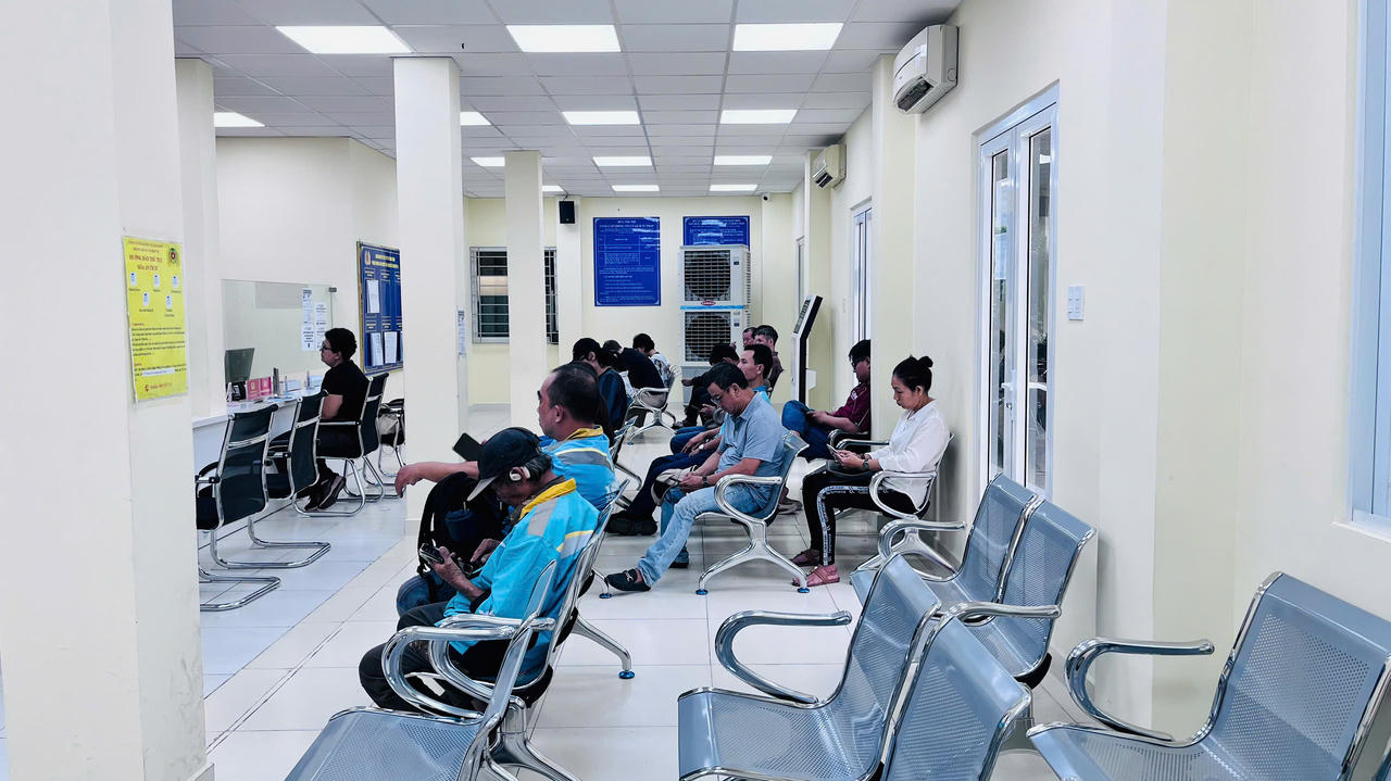 Người dân chờ nhận kết quả Phiếu lý lịch tư pháp tại bộ phận trả kết quả của Phòng Hồ sơ nghiệp vụ, Công an TP.HCM.
