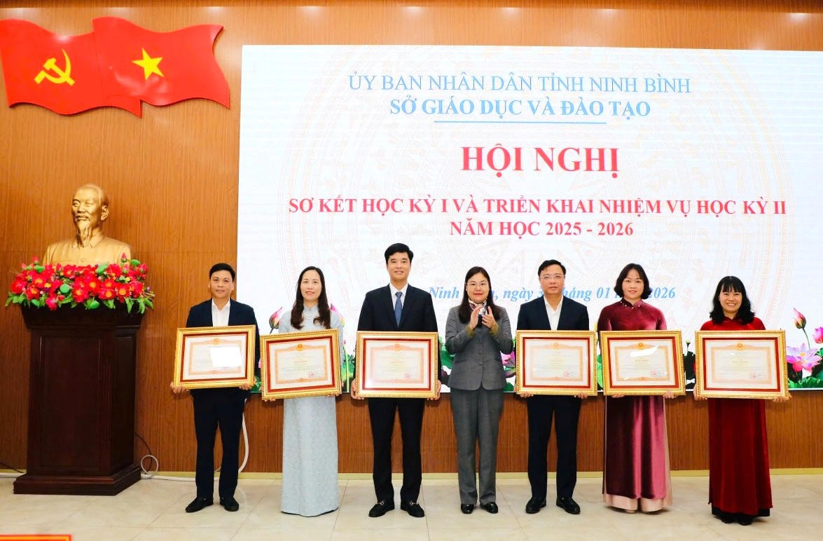 Bà Hà Lan Anh – Tỉnh ủy viên, Phó Chủ tịch UBND tỉnh Ninh Bình trao Bằng khen của Thủ tướng Chính phủ cho cô giáo Bùi Thị Nụ và 5 thầy giáo, cô giáo có thành tích xuất sắc.