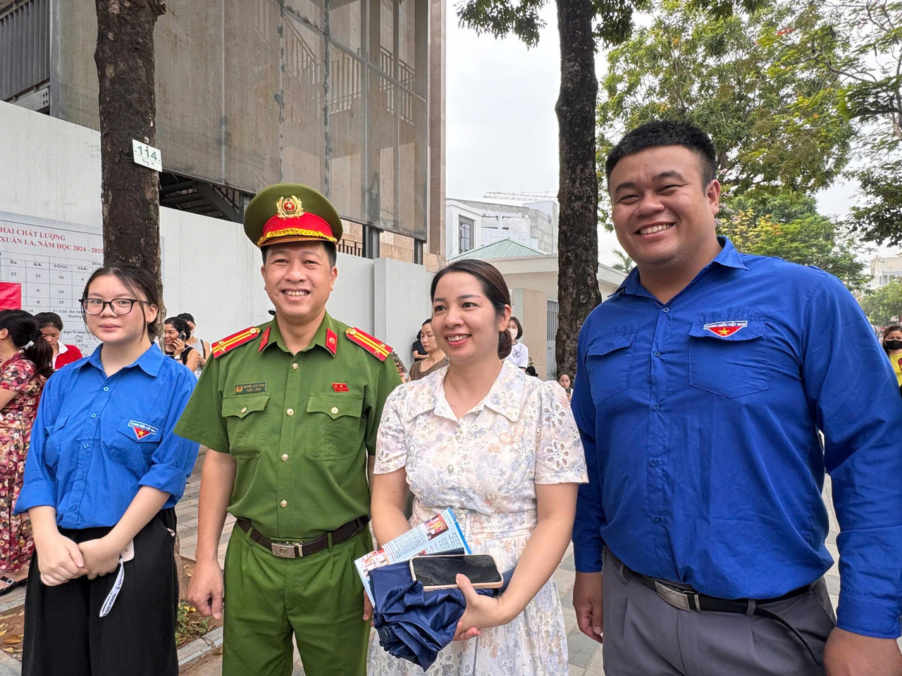 Sự phối hợp giữa Công an phường Tây Hồ và Đoàn thanh niên&nbsp; hỗ trợ thí sinh, phụ huynh tại các điểm thi trên địa bàn phường Tây Hồ.
