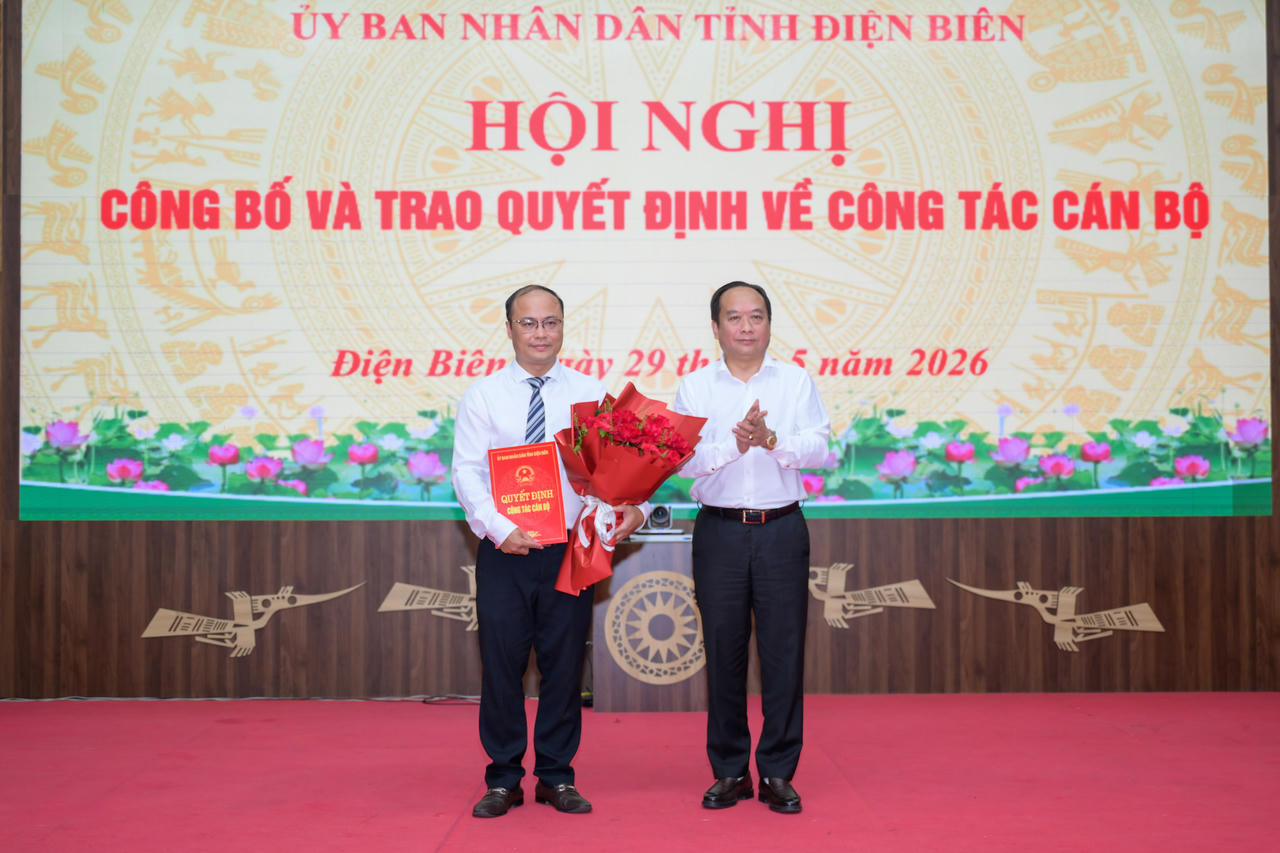 Phó Chủ tịch UBND tỉnh Điện Biên Nguyễn Minh Phú trao Quyết định cho tân Phó Chánh Văn phòng UBND tỉnh Trịnh Văn Hiền. (ảnh: dienbien.gov.vn)