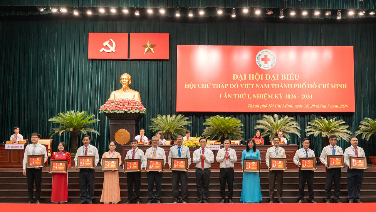 Hội Chữ thập đỏ Thành phố trao tặng quà tri ân các thành viên không tiếp tục tham gia Ban Chấp hành nhiệm kỳ mới.