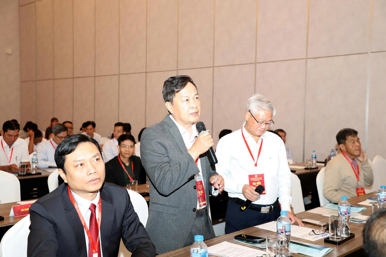 Đại diện doanh nghiệp, nhà đầu tư nêu câu hỏi, tìm hiểu về chính sách ưu đãi, môi trường đầu tư của tỉnh Phú Thọ.