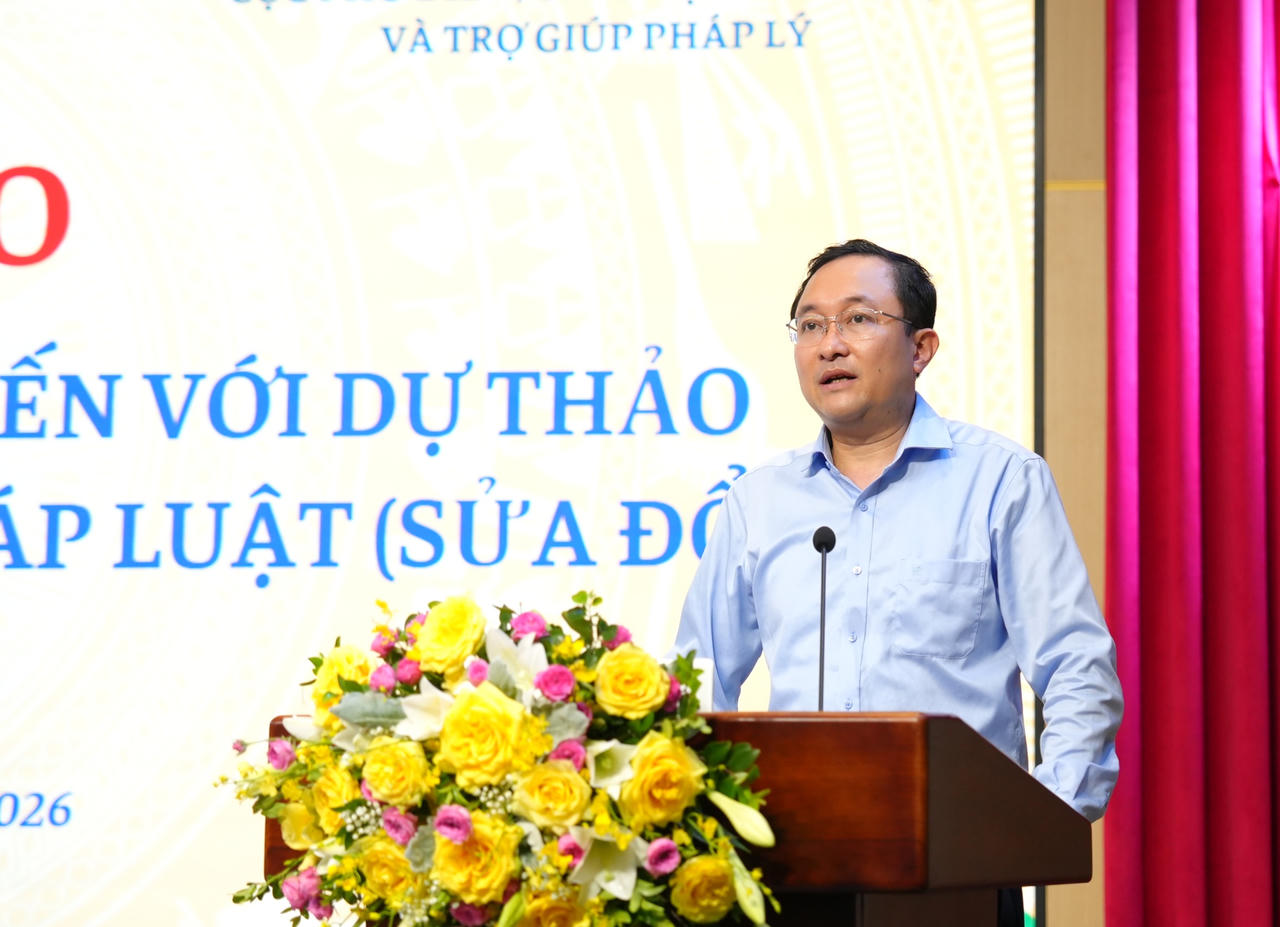 Phó Cục trưởng Cục PBGDPL và Trợ giúp pháp lý (Bộ Tư pháp) Phan Hồng Nguyên gợi ý thảo luận