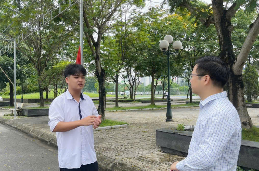 Ghi nhận thực tế, học sinh Nguyễn Hồng Dương (bên trái ảnh) chia sẻ.