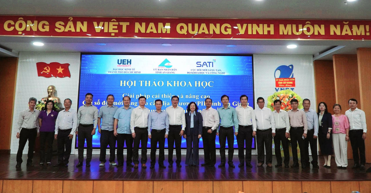 Các đại biểu chụp ảnh lưu niệm