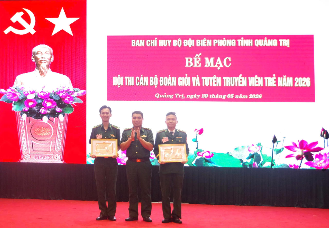 Thượng tá Hồ Phú Vinh, Phó Chính ủy trao Giấy khen cho 02 cá nhân có thành tích xuất sắc trong Hội thi. 