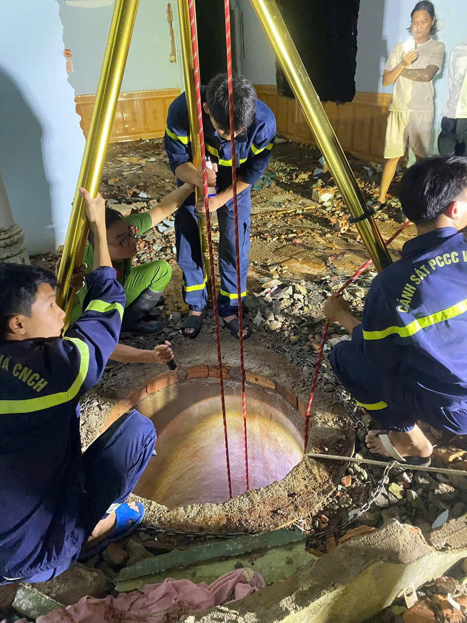 Người phụ nữ bất cẩn bị rơi xuống giếng sâu.