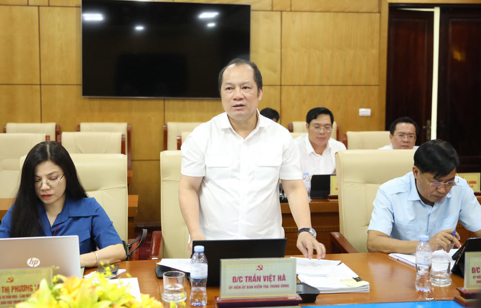 Ông Trần Việt Hà, Ủy viên Ủy ban Kiểm tra Trung ương, phát biểu tại hội nghị.