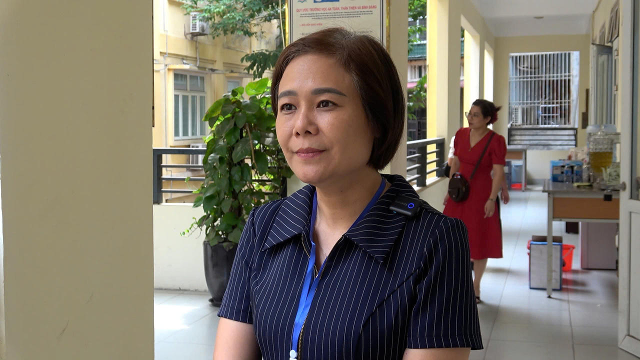 Bà Ngô Thị Hồng Liên, Trưởng điểm thi trường THPT Cầu Giấy cho biết, vào ngày làm thủ tục dự thi, các phòng thi là đã đủ thí sinh và thí sinh đến rất đúng quy chế. (Ảnh: Quang - Trung)