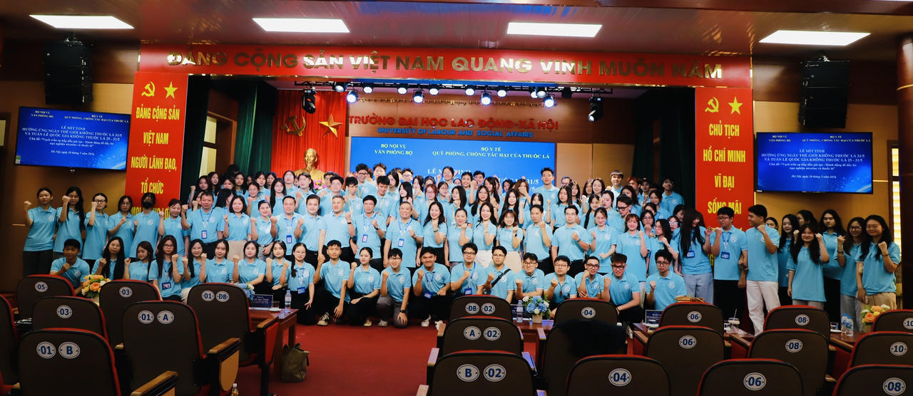 Đông đảo cán bộ, công chức, viên chức, người lao động, sinh viên tham dự tại Lễ mít tinh. (Ảnh: PV).