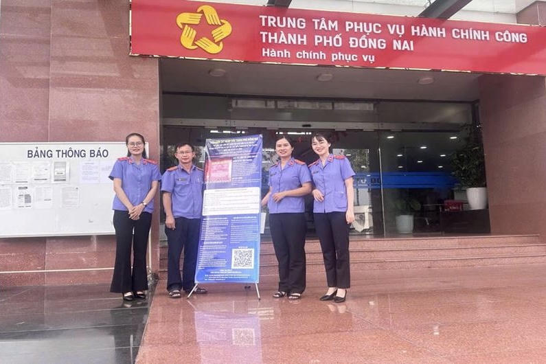 VKSND TP Đồng Nai treo tấm Standee tuyên truyền tại Trung tâm hành chính công TP Đồng Nai.