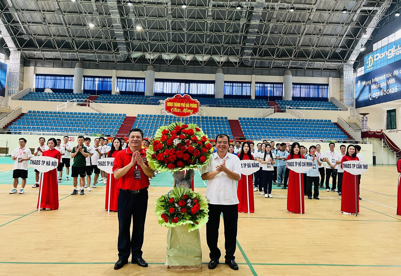 Phó Chủ tịch UBND TP Hải Phòng Nguyễn Minh Hùng tặng hoa chúc mừng giải đấu.
