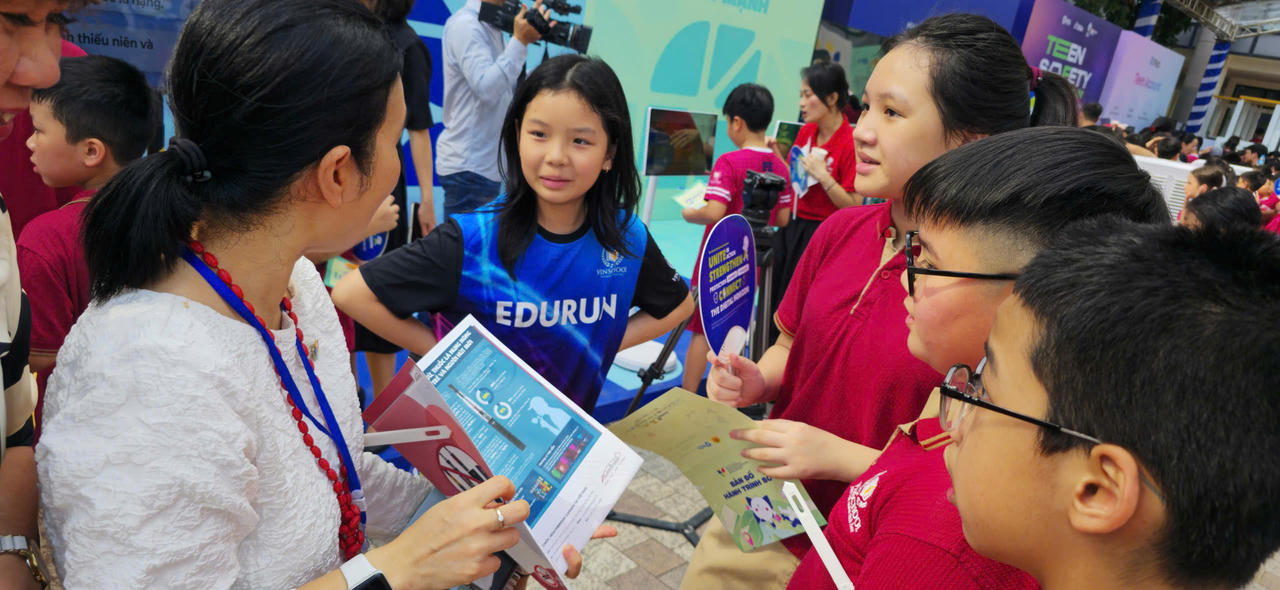 Bà Nguyễn Thị An - Trưởng Đại diện tổ chức HealthBridge tại Việt Nam - chia sẻ với các em học sinh về tác hại của thuốc lá điện tử.