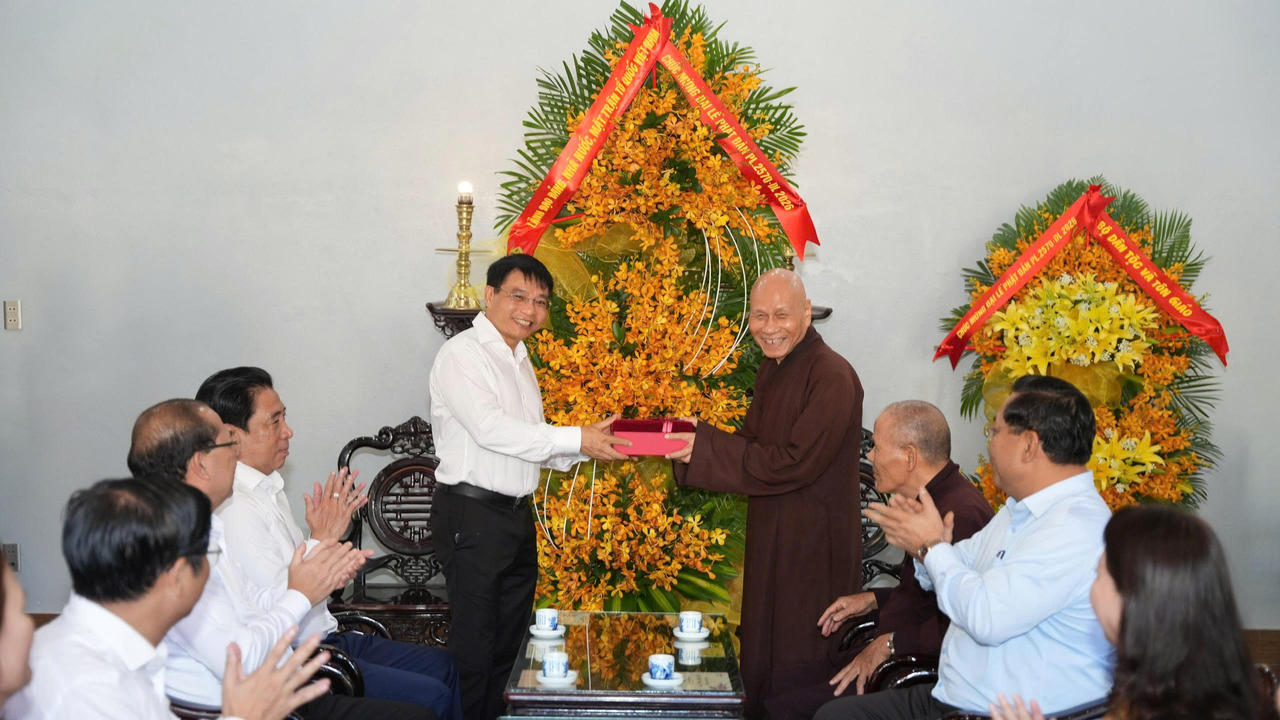 Phó Thủ tướng Chính phủ Nguyễn Văn Thắng cùng đoàn công tác thăm các Hòa thượng tại chùa Bảo Lâm