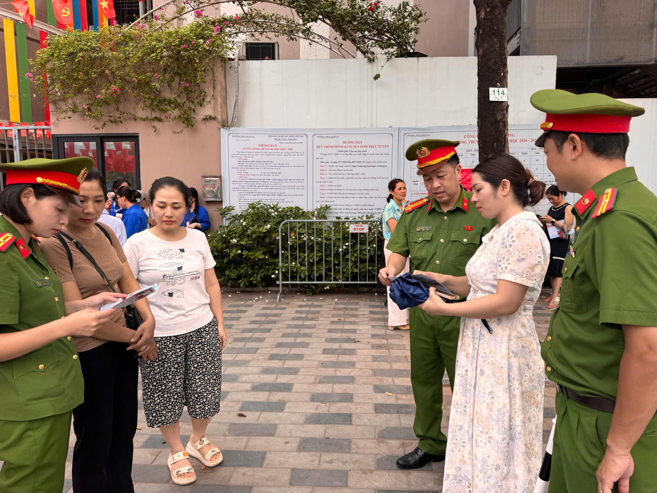 Cán bộ, chiến sĩ Công an phường Tây Hồ phối hợp với phụ huynh, nhà trường trong công tác bảo đảm an toàn kỳ thi.