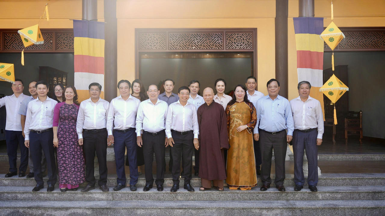 Phó Thủ tướng và các thành viên đoàn công tác chụp ảnh lưu niệm tại các địa điểm đến thăm, chúc mừng