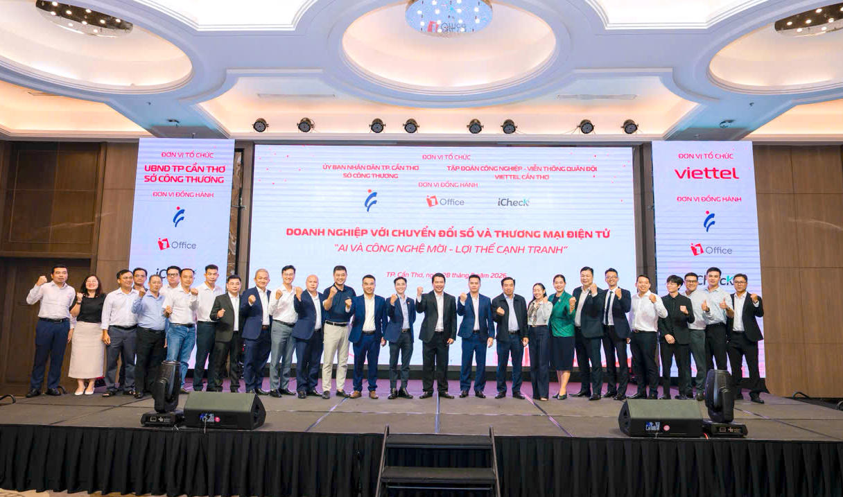 Đại biểu chụp hình lưu niệm tại hội nghị