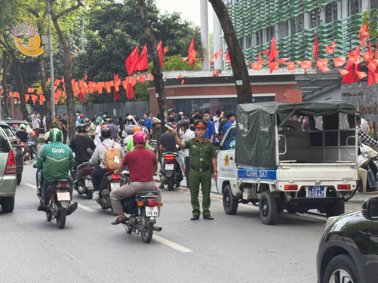 Lực lượng Công an phường Tây Hồ kiểm tra, hướng dẫn thông tin phân luồng, khu vực gửi xe và nơi chờ dành cho phụ huynh học sinh tại điểm Trường THCS Nhật Tân.