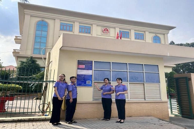 VKSND TP Đồng Nai gắn tấm Mica tuyên truyền tại trụ sở cơ sở 2.