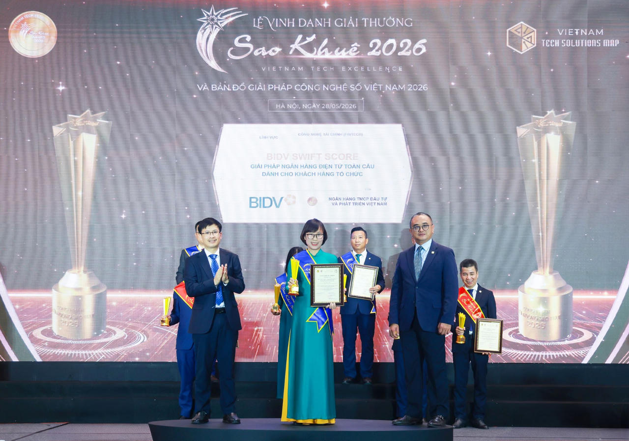 Đại diện Trung tâm Thanh toán nhận giải thưởng Sao Khuê 2026 với sản phẩm BIDV Swift Score